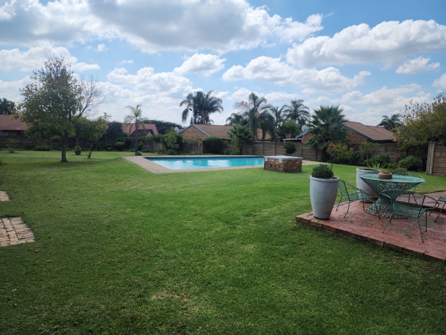 2 Bedroom Property for Sale in Rooihuiskraal North Gauteng