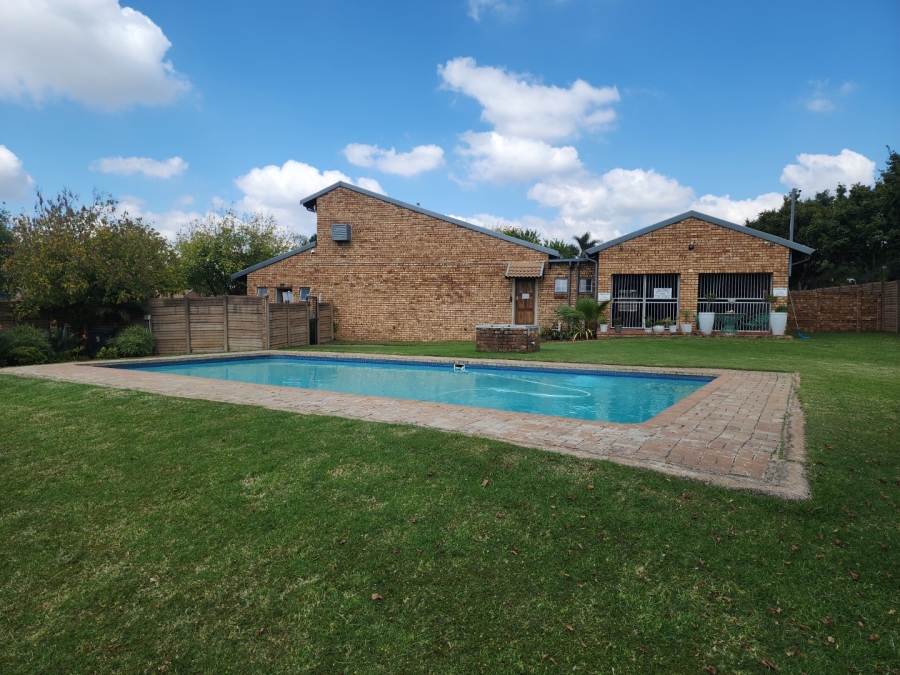 2 Bedroom Property for Sale in Rooihuiskraal North Gauteng