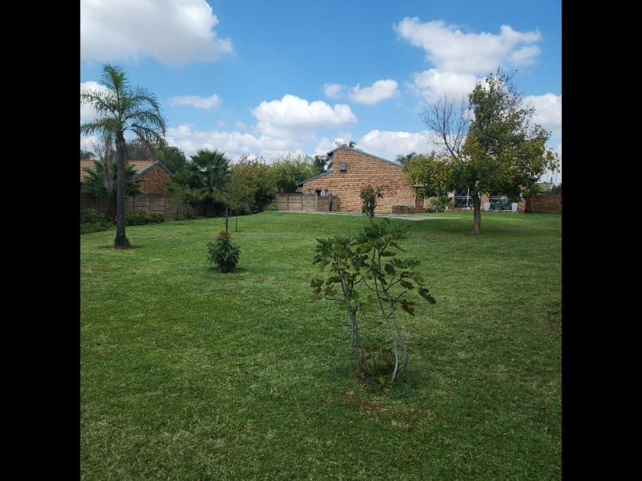 2 Bedroom Property for Sale in Rooihuiskraal North Gauteng