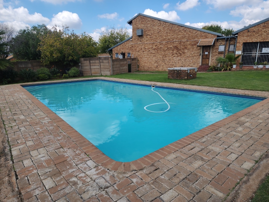 2 Bedroom Property for Sale in Rooihuiskraal North Gauteng