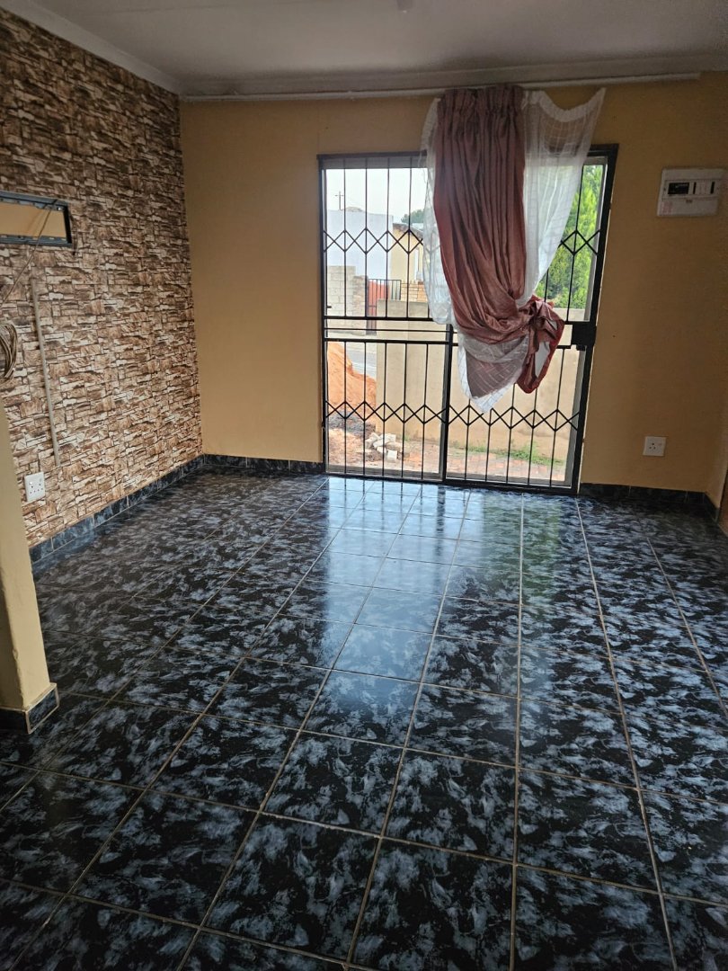 To Let  Bedroom Property for Rent in Clayville Gauteng
