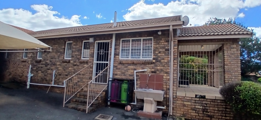To Let 3 Bedroom Property for Rent in Heuweloord Gauteng
