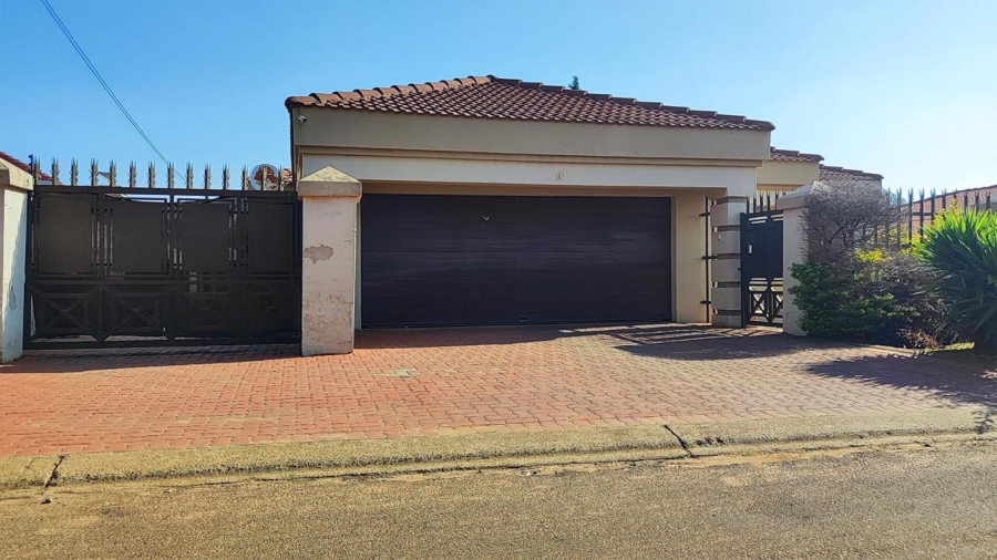 4 Bedroom Property for Sale in Dawn Park Gauteng