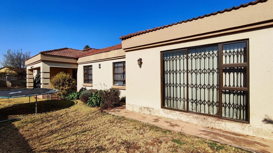 4 Bedroom Property for Sale in Dawn Park Gauteng