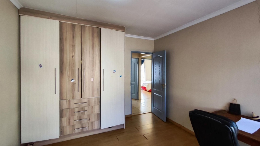 4 Bedroom Property for Sale in Dawn Park Gauteng