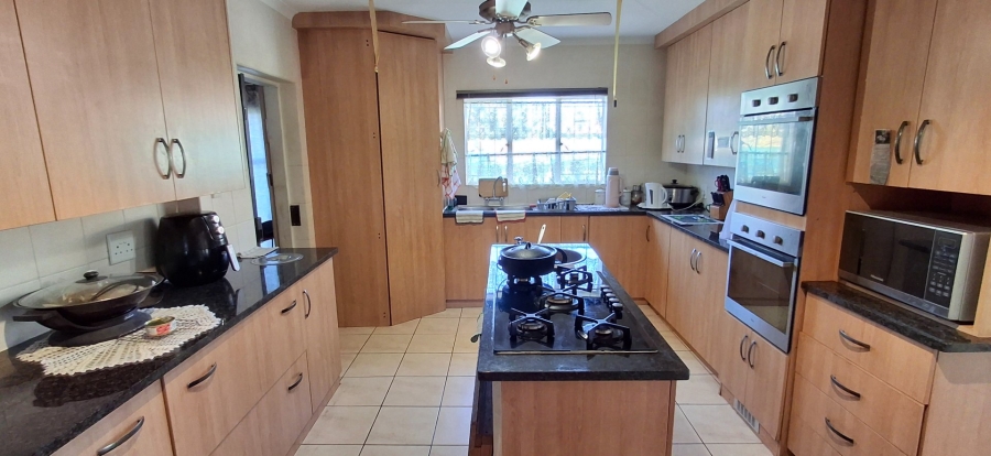 6 Bedroom Property for Sale in Mountain View Gauteng