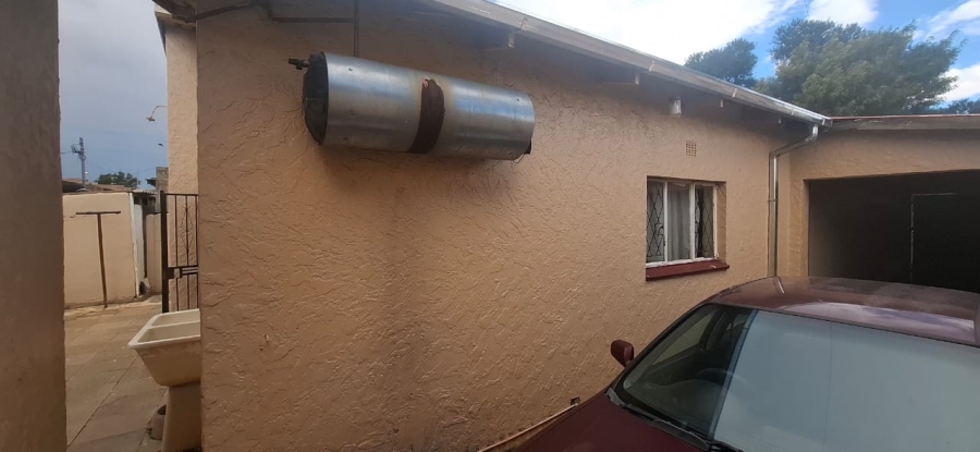  Bedroom Property for Sale in Mapetla Gauteng