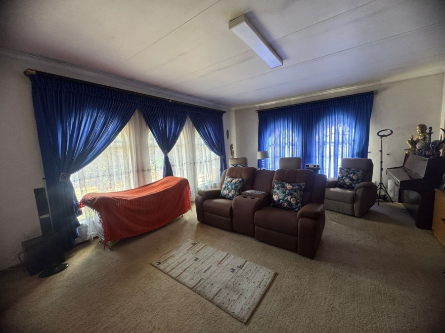 5 Bedroom Property for Sale in Mountain View Gauteng