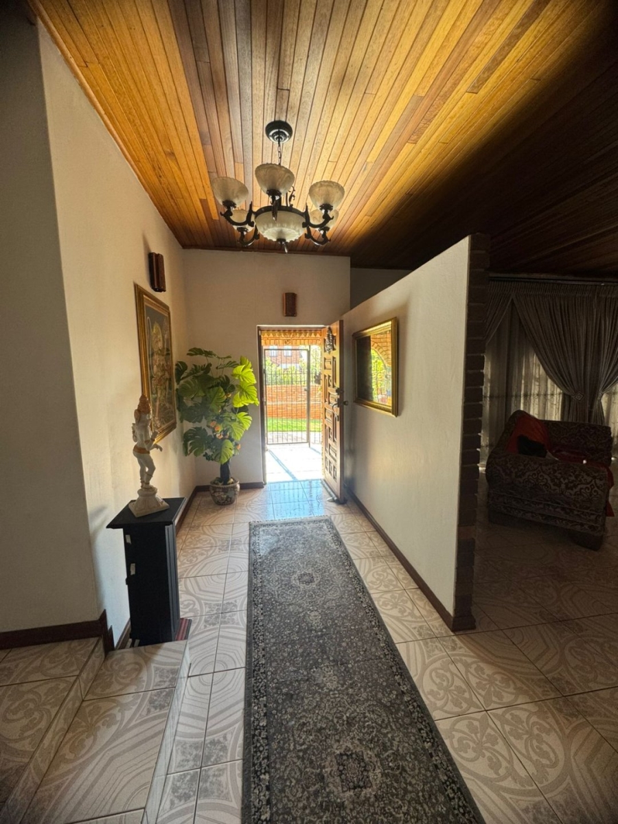 5 Bedroom Property for Sale in Mountain View Gauteng