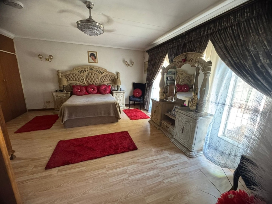 5 Bedroom Property for Sale in Mountain View Gauteng