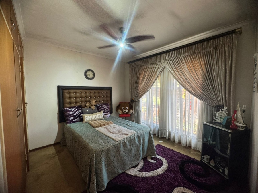 5 Bedroom Property for Sale in Mountain View Gauteng