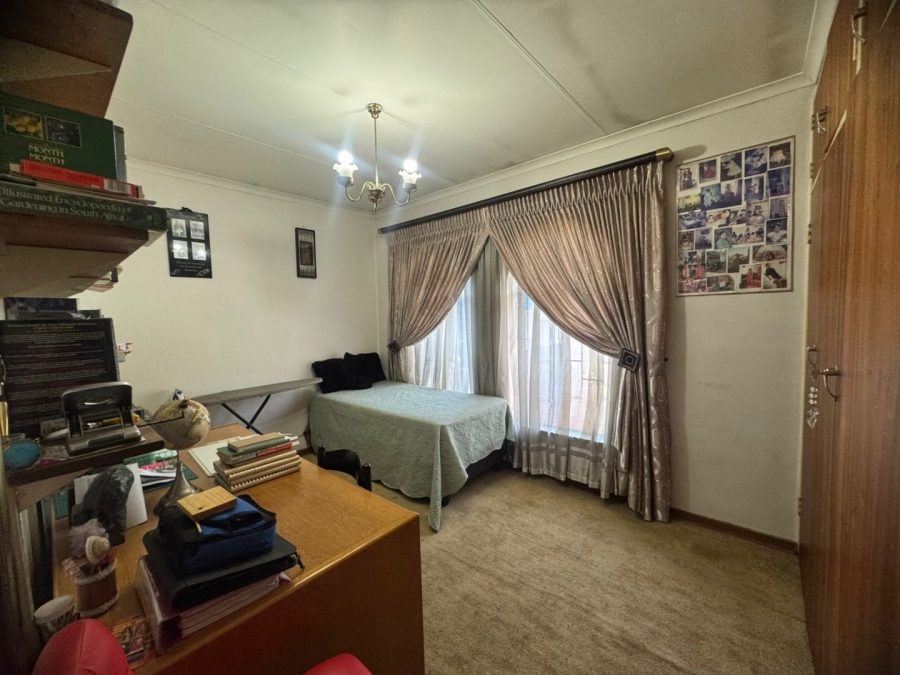 5 Bedroom Property for Sale in Mountain View Gauteng