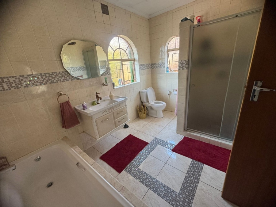 5 Bedroom Property for Sale in Mountain View Gauteng