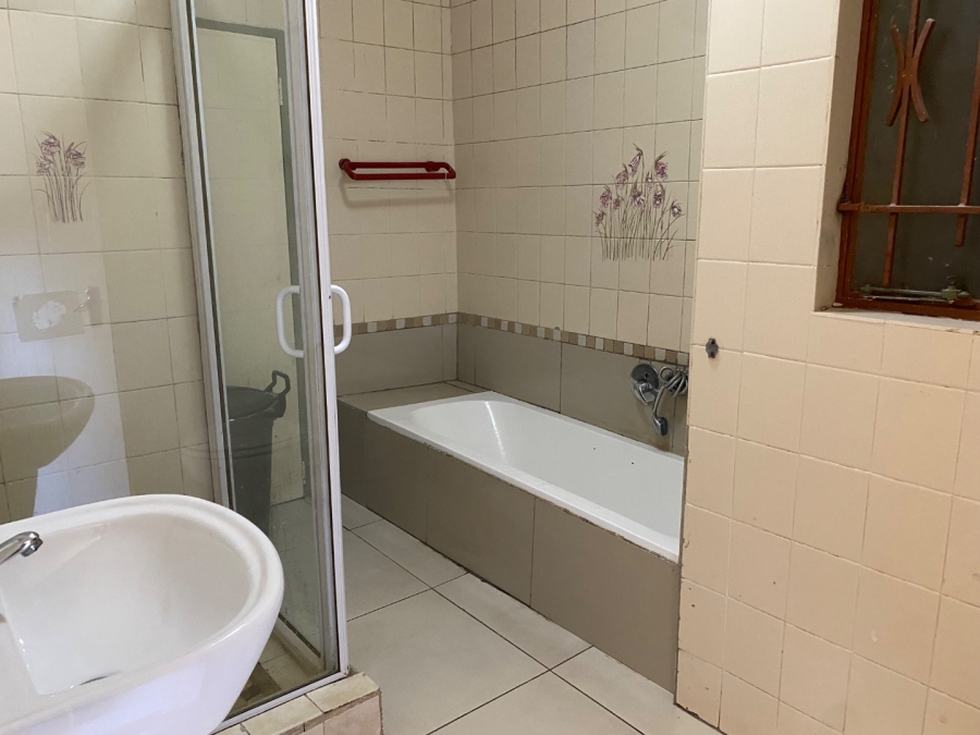  Bedroom Property for Sale in Fontainebleau Gauteng
