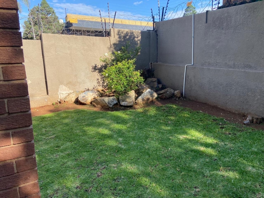  Bedroom Property for Sale in Fontainebleau Gauteng