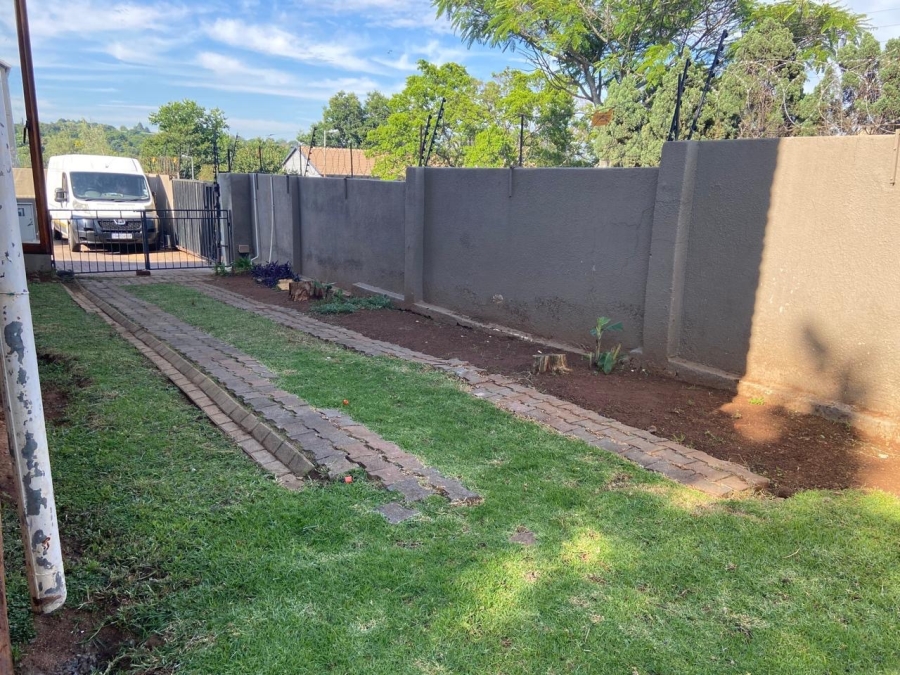  Bedroom Property for Sale in Fontainebleau Gauteng
