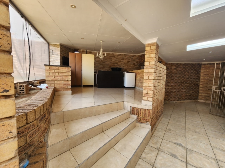 To Let Commercial Property for Rent in Glenanda Gauteng