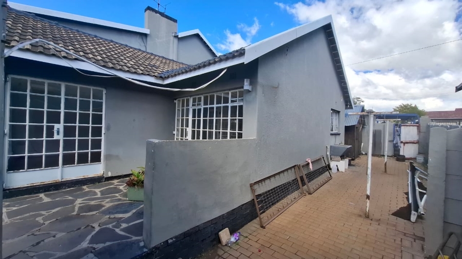 6 Bedroom Property for Sale in Mondeor Gauteng
