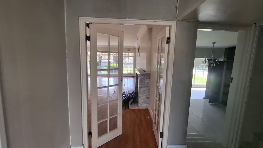6 Bedroom Property for Sale in Mondeor Gauteng
