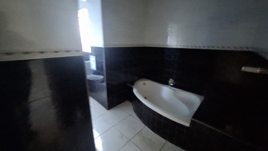 6 Bedroom Property for Sale in Mondeor Gauteng