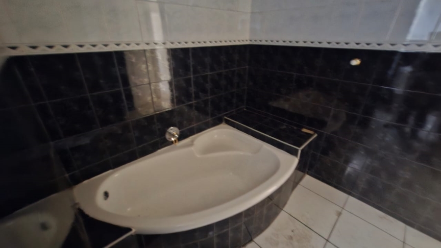 6 Bedroom Property for Sale in Mondeor Gauteng
