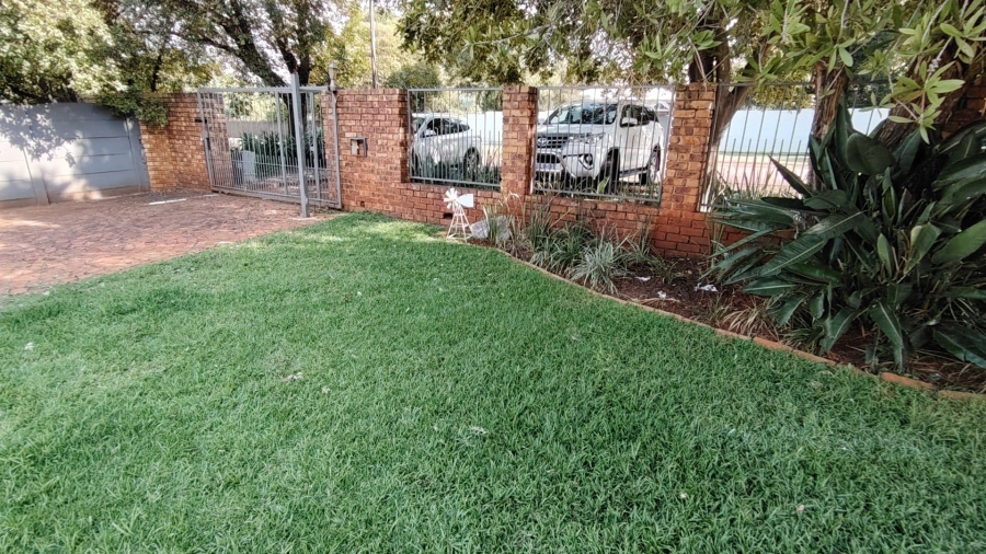 6 Bedroom Property for Sale in Lyttelton Manor Gauteng