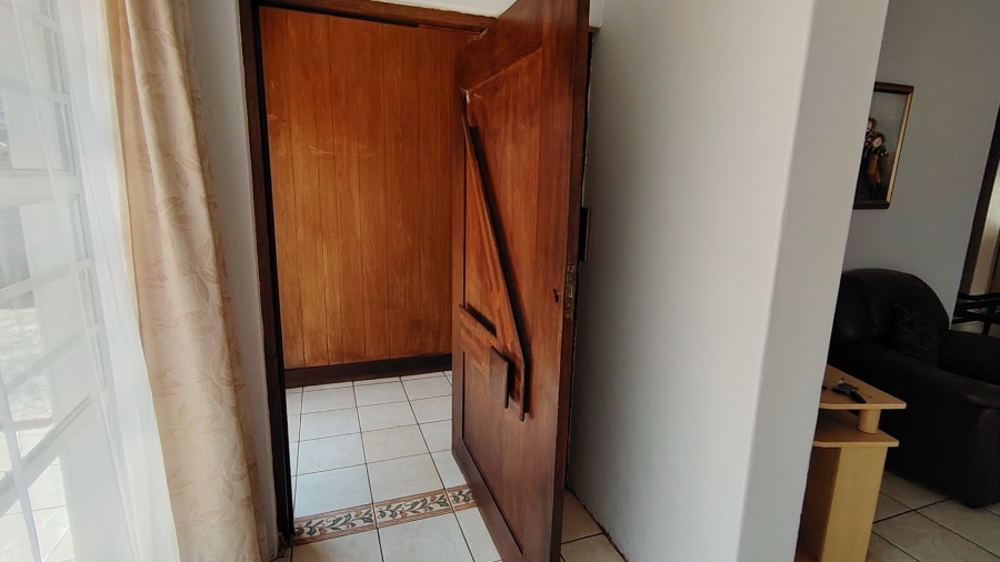 6 Bedroom Property for Sale in Lyttelton Manor Gauteng