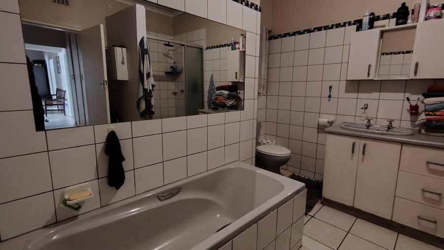 6 Bedroom Property for Sale in Lyttelton Manor Gauteng