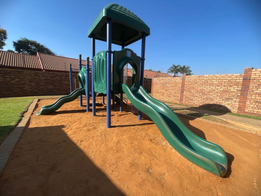 2 Bedroom Property for Sale in La Montagne Gauteng