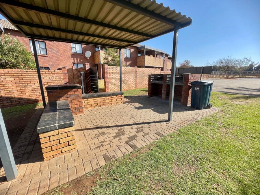 2 Bedroom Property for Sale in La Montagne Gauteng