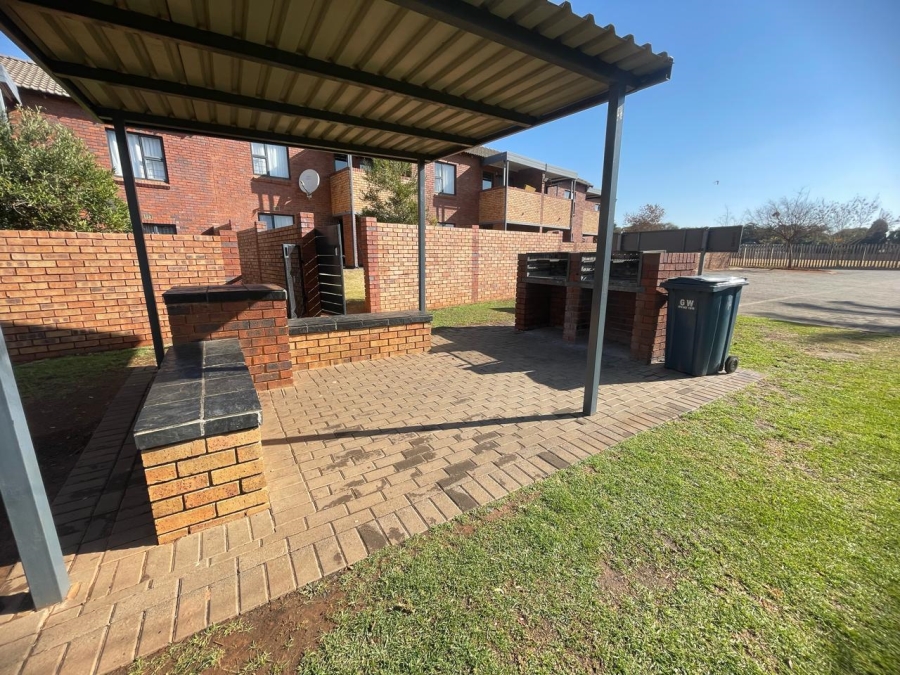 2 Bedroom Property for Sale in La Montagne Gauteng