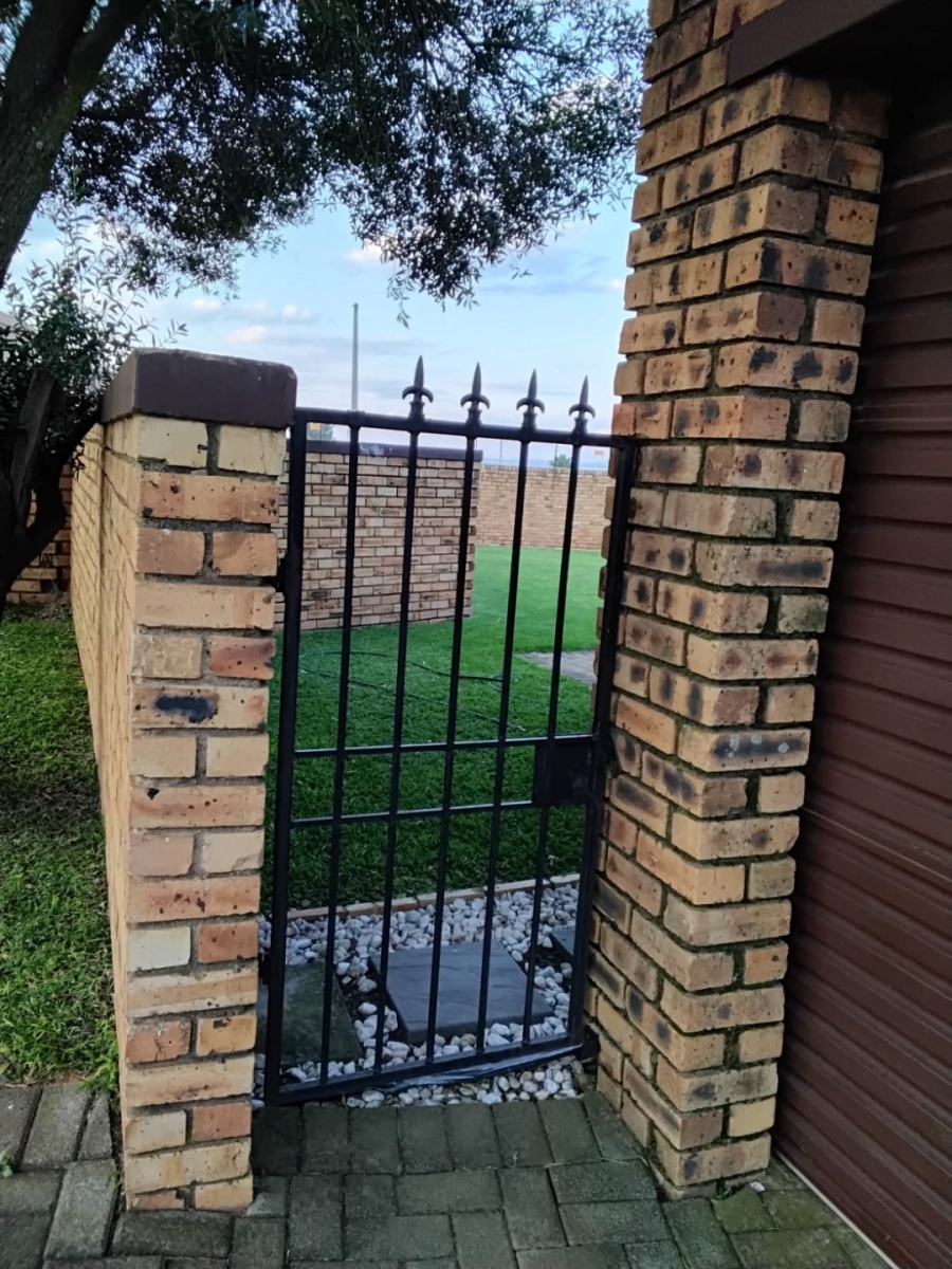 2 Bedroom Property for Sale in Honeypark Gauteng