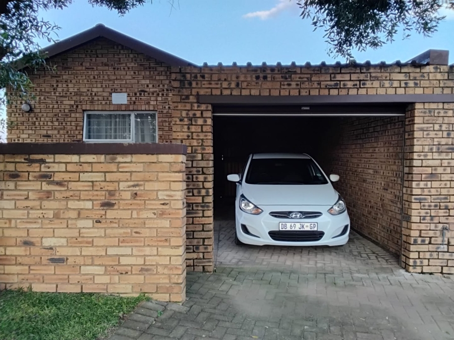 2 Bedroom Property for Sale in Honeypark Gauteng
