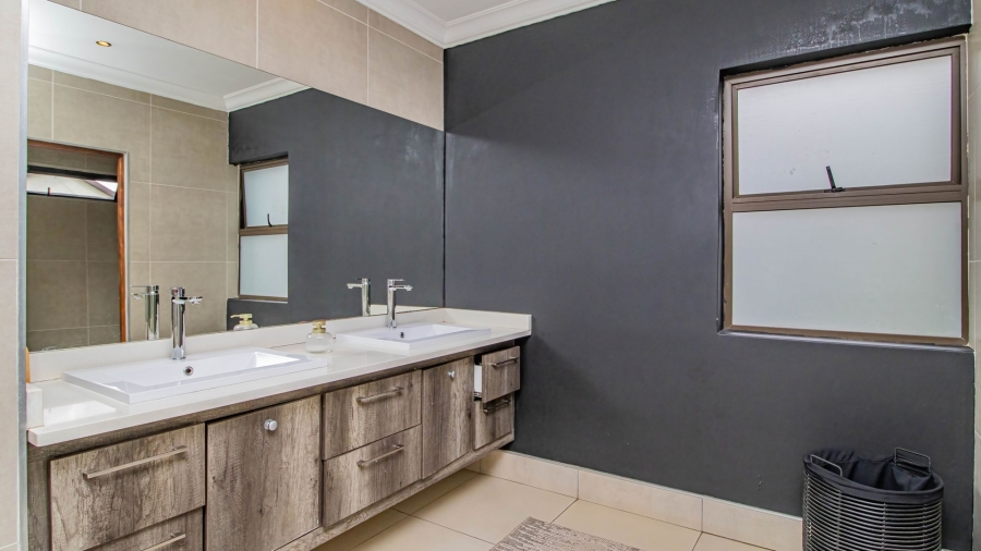 4 Bedroom Property for Sale in Serengeti Lifestyle Estate Gauteng