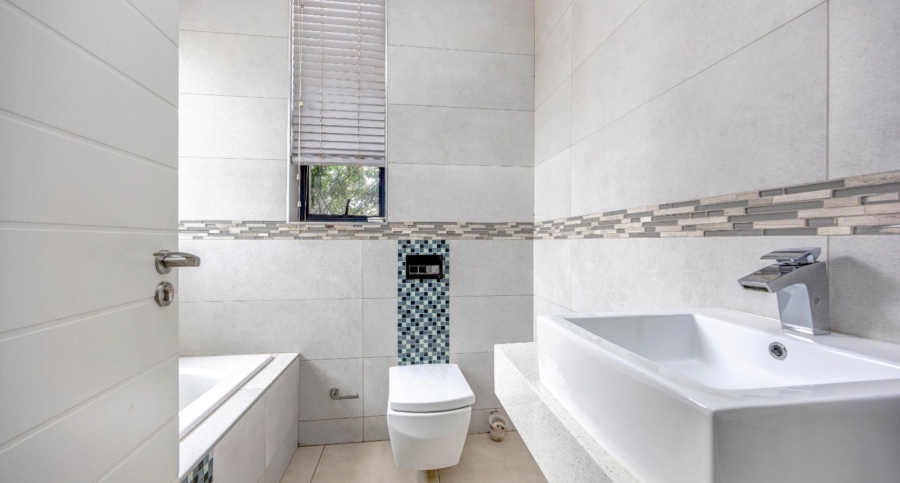 5 Bedroom Property for Sale in Cedar Lakes Gauteng