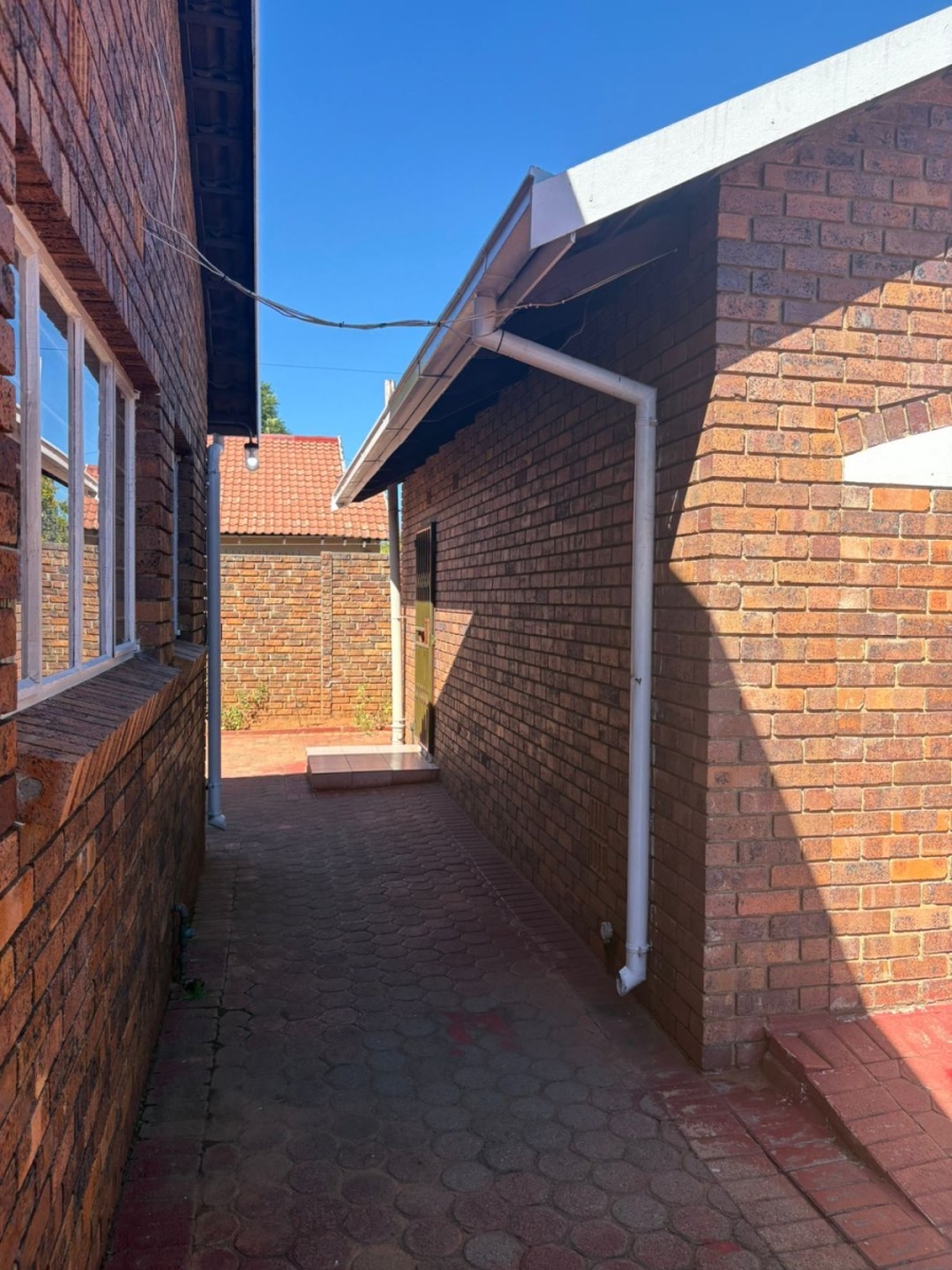 To Let 3 Bedroom Property for Rent in Florida Gauteng