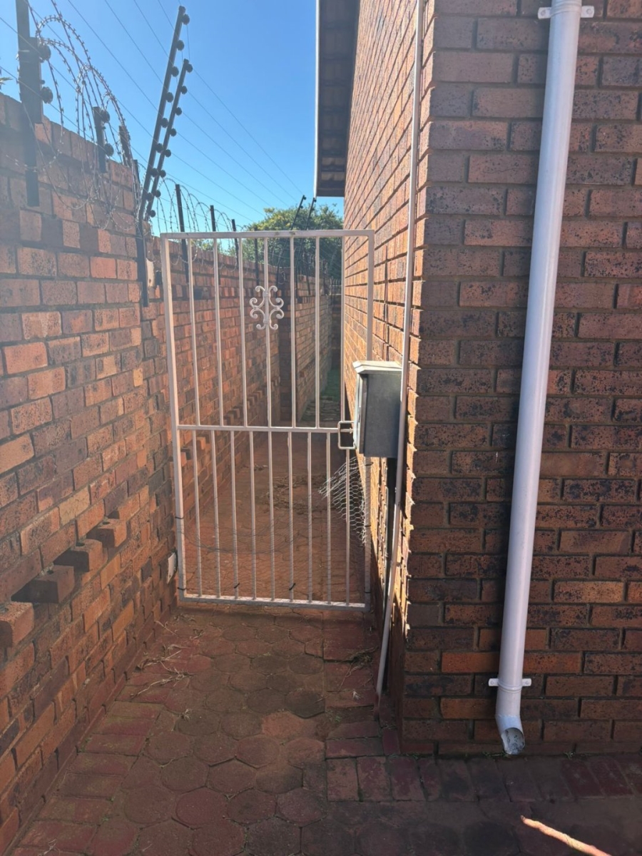 To Let 3 Bedroom Property for Rent in Florida Gauteng