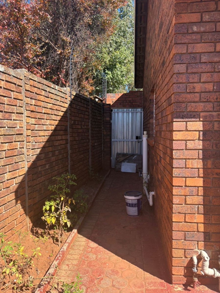 To Let 3 Bedroom Property for Rent in Florida Gauteng