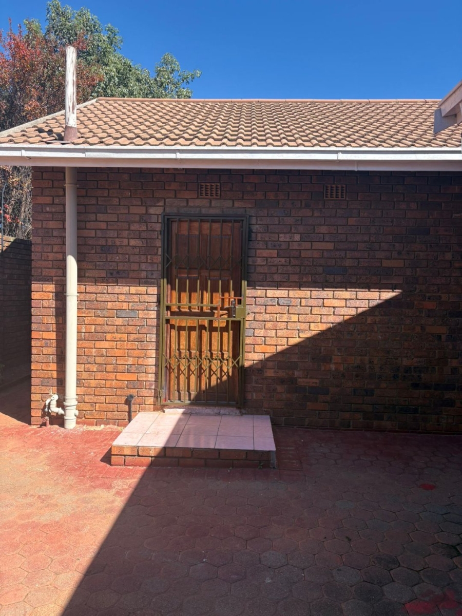 To Let 3 Bedroom Property for Rent in Florida Gauteng