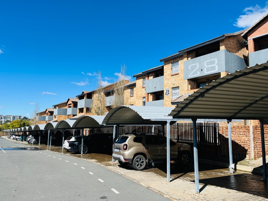 To Let 2 Bedroom Property for Rent in Erand Gardens Gauteng