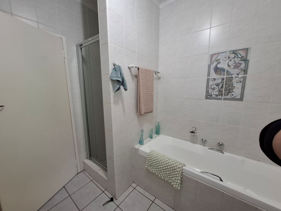 4 Bedroom Property for Sale in Rooihuiskraal North Gauteng