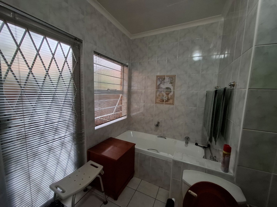 4 Bedroom Property for Sale in Rooihuiskraal North Gauteng