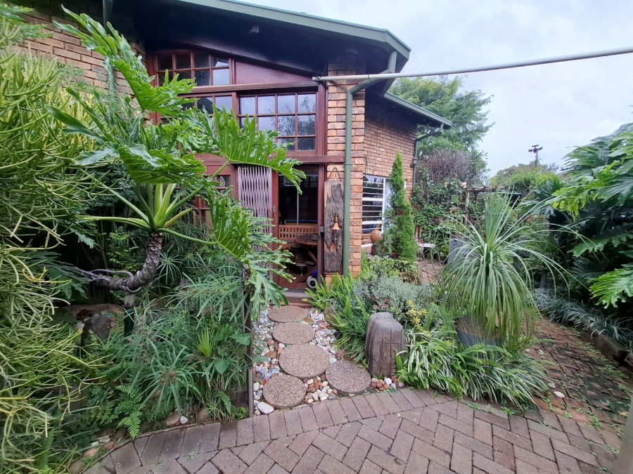 4 Bedroom Property for Sale in Rooihuiskraal North Gauteng