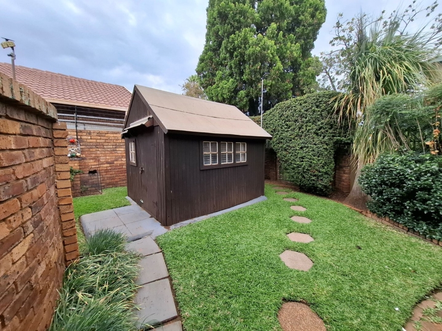 4 Bedroom Property for Sale in Rooihuiskraal North Gauteng