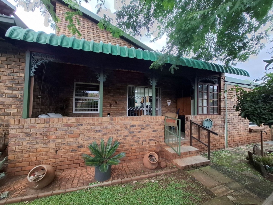 4 Bedroom Property for Sale in Rooihuiskraal North Gauteng