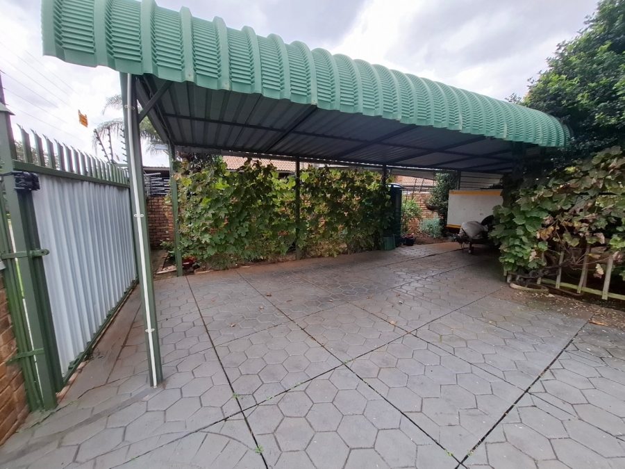 4 Bedroom Property for Sale in Rooihuiskraal North Gauteng