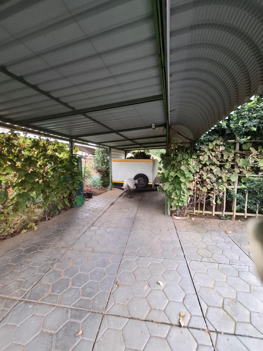 4 Bedroom Property for Sale in Rooihuiskraal North Gauteng