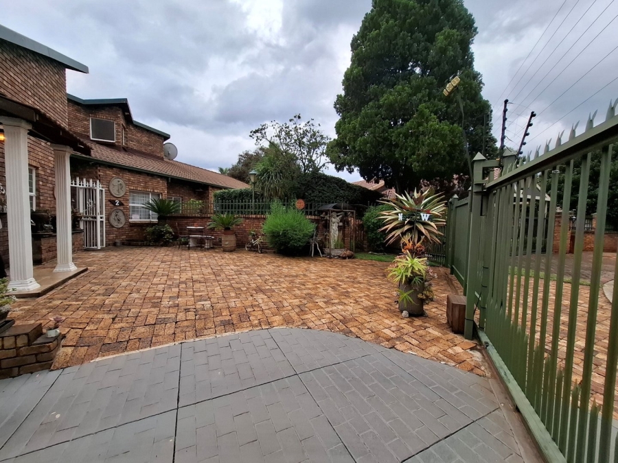 4 Bedroom Property for Sale in Rooihuiskraal North Gauteng