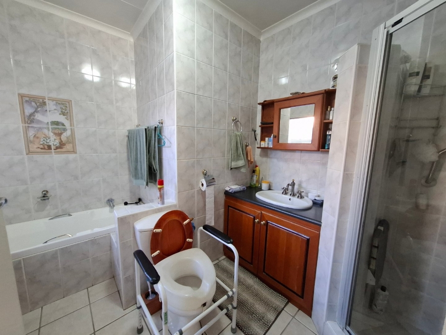 4 Bedroom Property for Sale in Rooihuiskraal North Gauteng