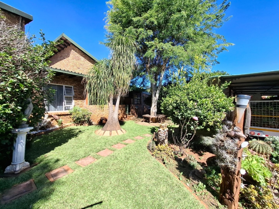 4 Bedroom Property for Sale in Rooihuiskraal North Gauteng